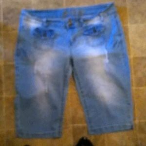LIKE NEW WALLFLOWER LIGHT WASH CAPRIS SIZE 20